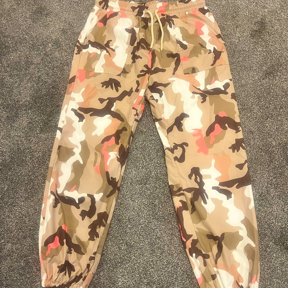 Women’s Camo Jogger Pants.  Size Large. Never worn. Great condition!